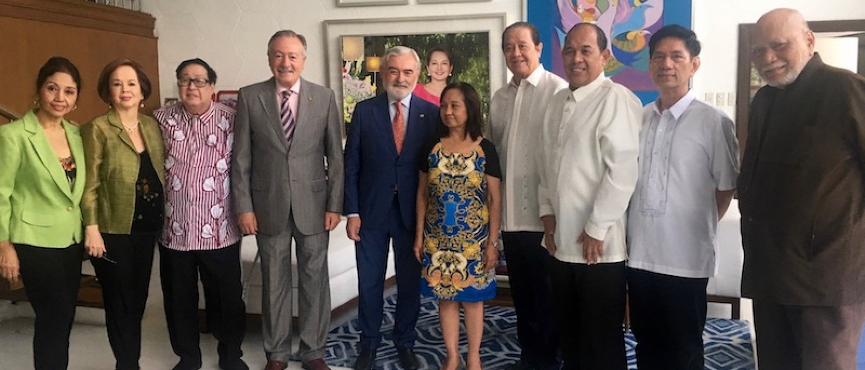 Darío Villanueva y la junta directiva de la Academia Filipina con la expresidenta Gloria Macapagal-Arroyo