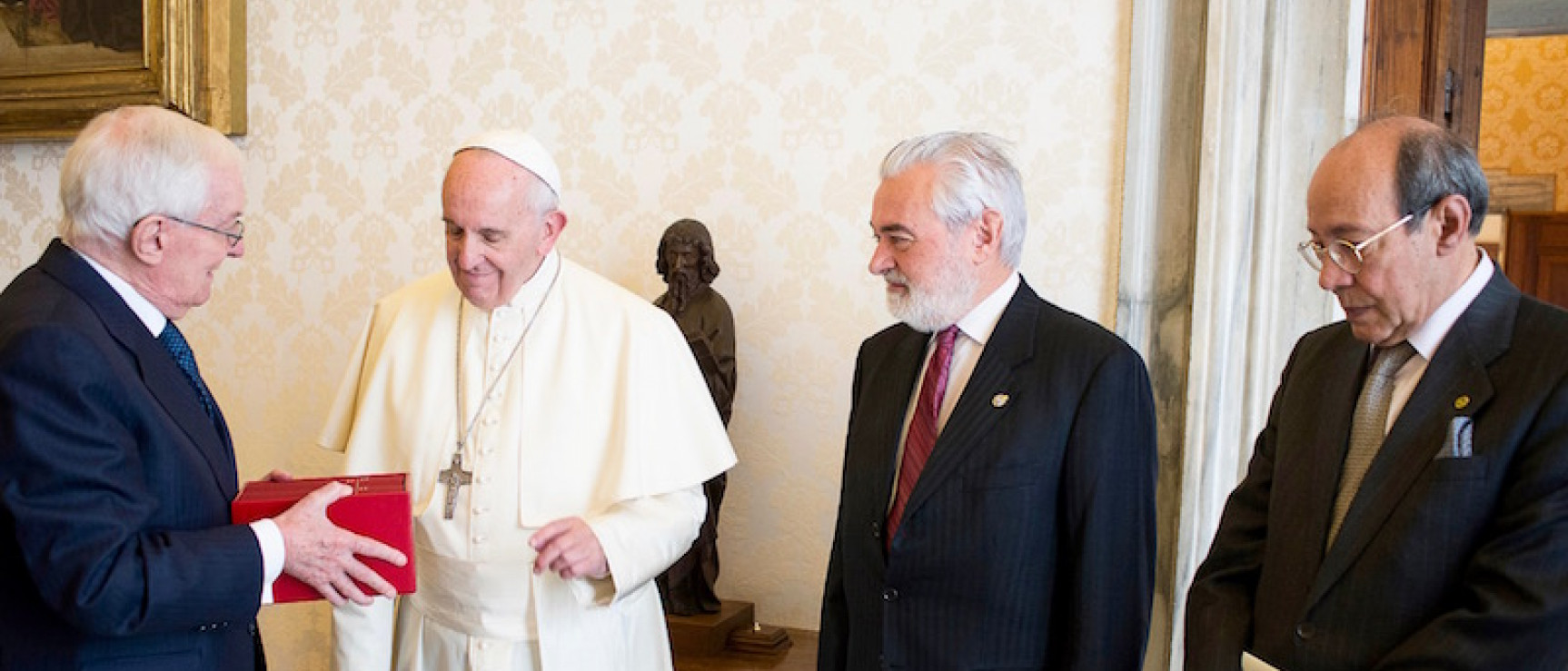 Víctor García de la Concha entrega los tomos del «Quijote» al papa Francisco. Foto: Servicio Fotográfico Vaticano.