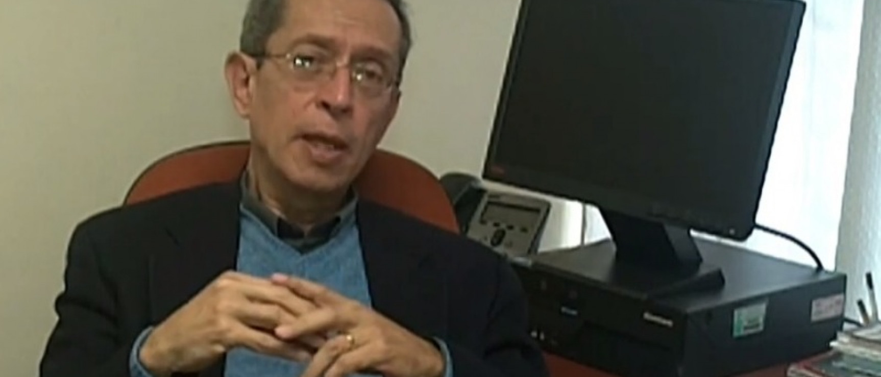 Oswaldo Holguín, miembro de número de la Academia Peruana de la Lengua. Foto: YouTube.