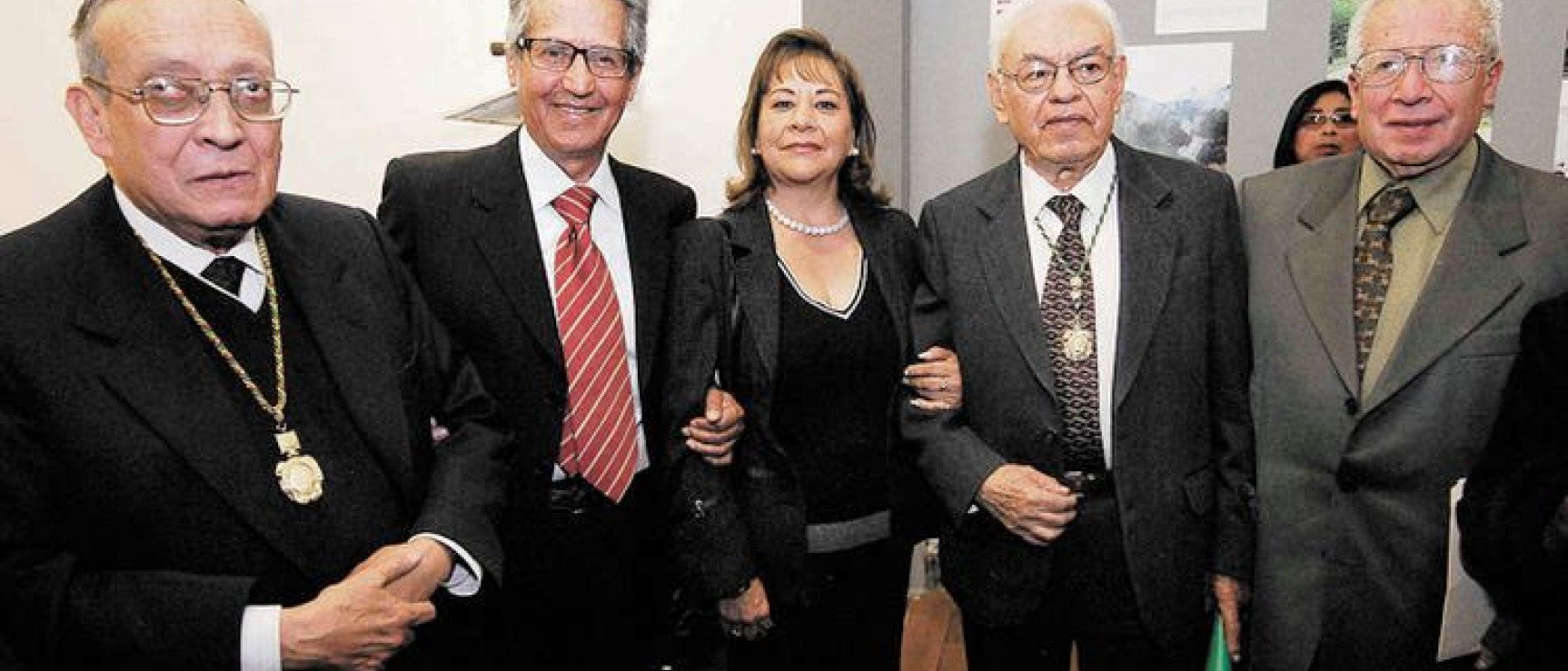 De izquierda a derecha: José Roberto Arze, Raúl Rivadeneira, Ninón Helen Bedregal, Armando Mariaca y Jaime Martínez. Foto: La Razón / Miguel Carrasco. 