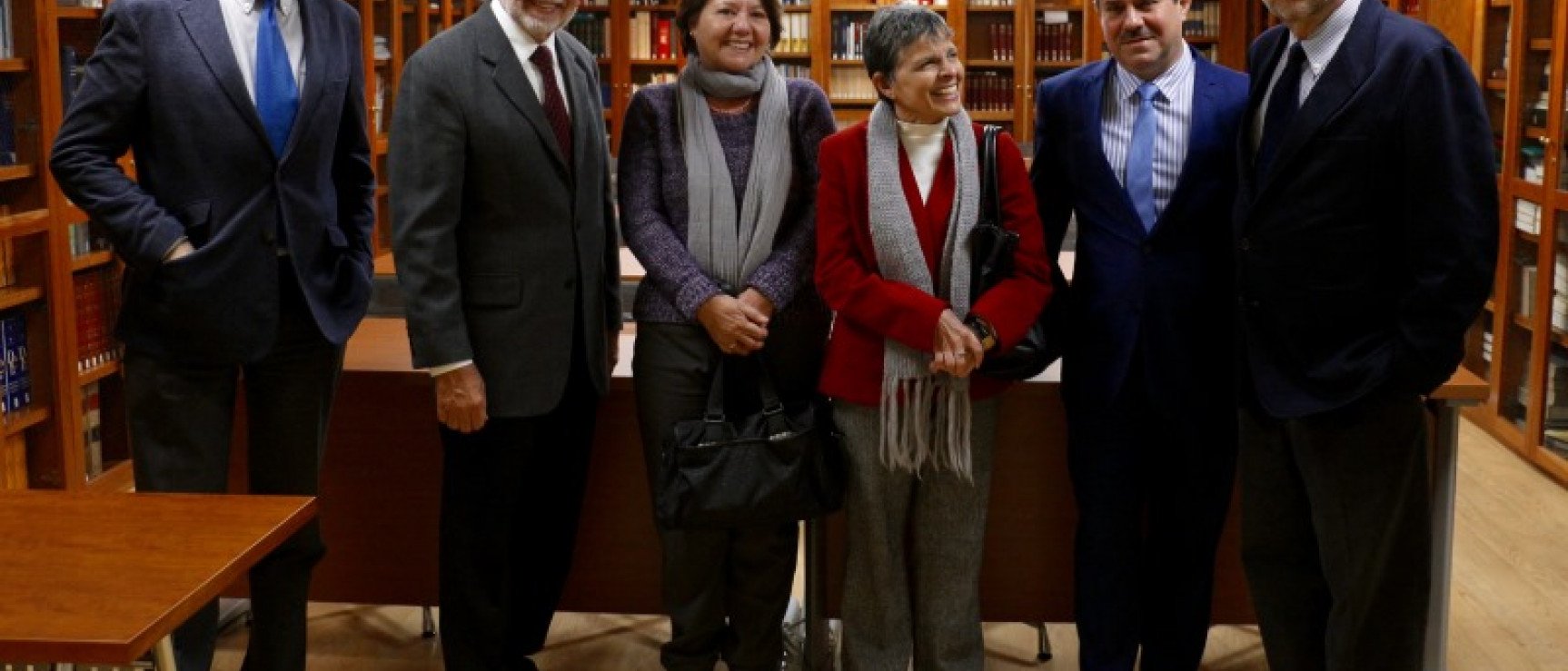 Los miembros de la Comisión Permanente junto con los académicos Pedro Álvarez de Miranda y José Antonio Pascual.