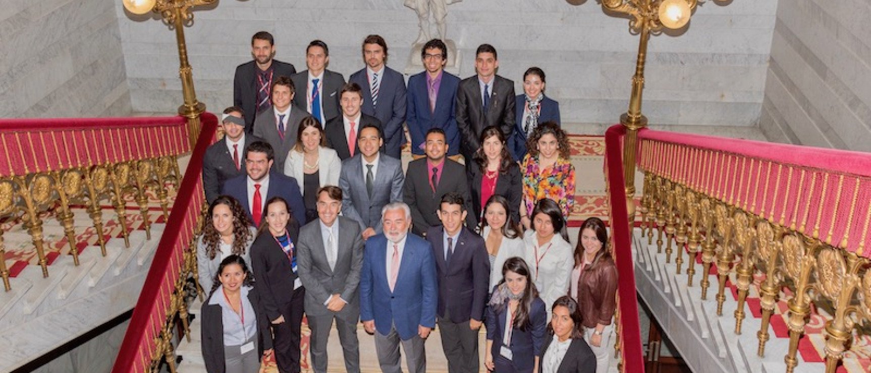 Foto de familia de los Jóvenes Líderes Iberoamericanos en la RAE.