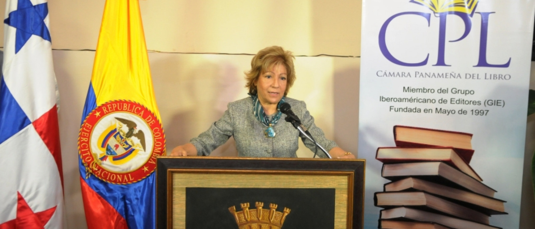 Berna Pérez Ayala de Burrell, directora de la Academia, dio comienzo a la lectura. Foto: Antonio Córdoba.