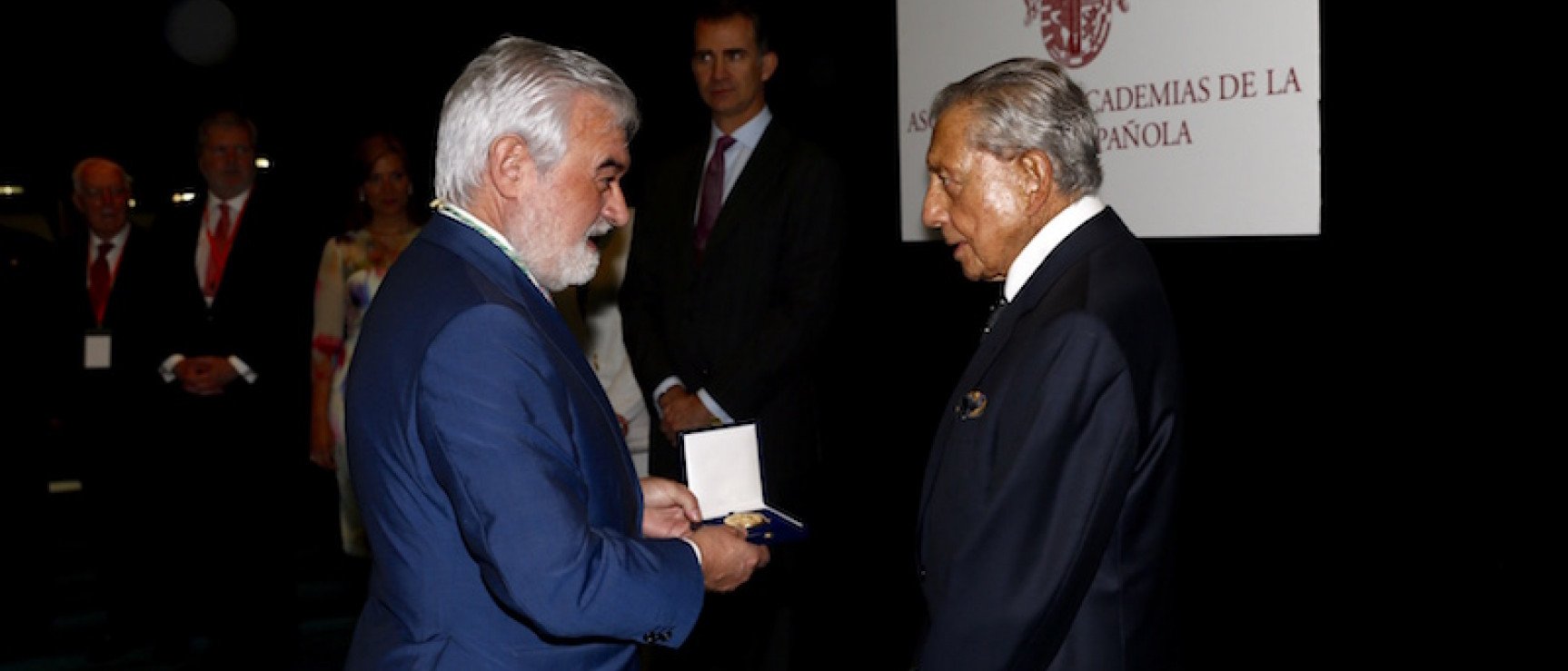 El hijo de Miguel Alemán recibe la medalla de manos del presidente de la ASALE. Foto: Casa Real.