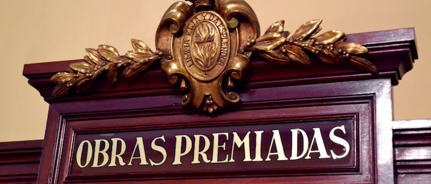 Detalle de una vitrina de la RAE dedicada a las obras premiadas.