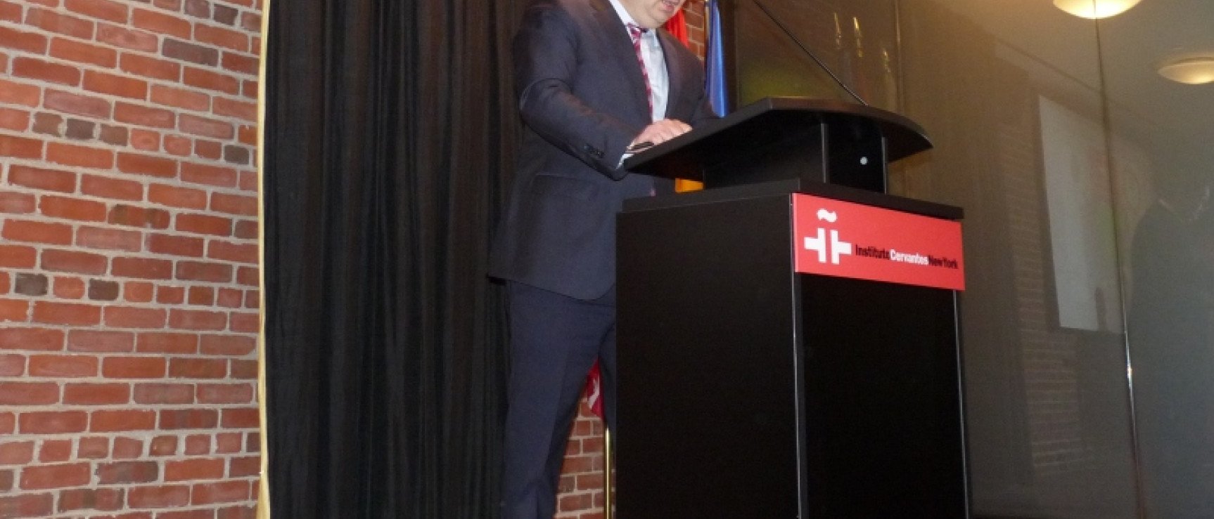 Daniel R. Fernández durante la presentación de «El buen uso del español» en Nueva York.