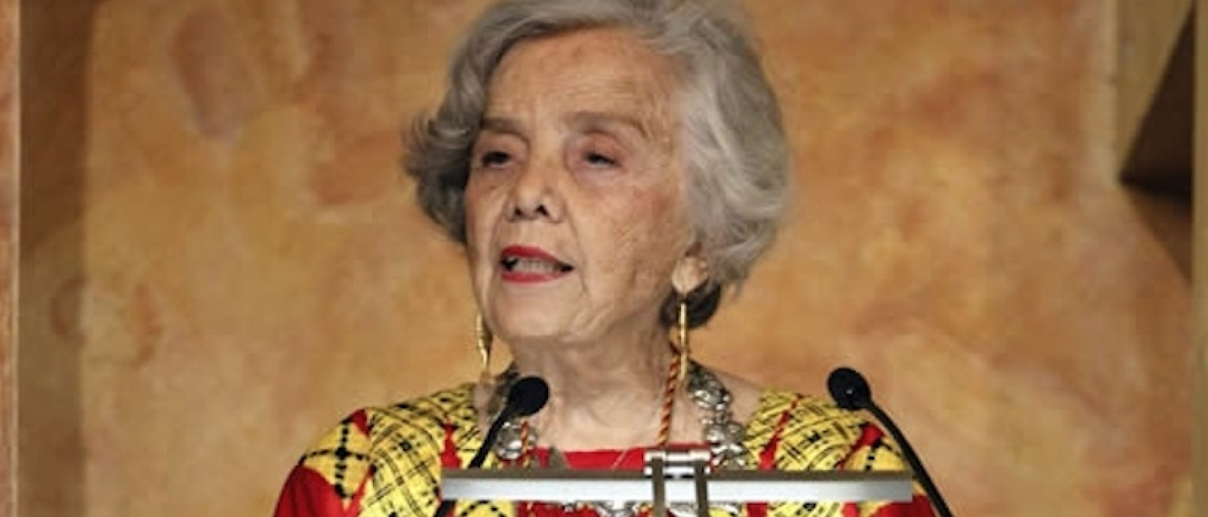 Elena Poniatowska durante la lectura de su discurso.