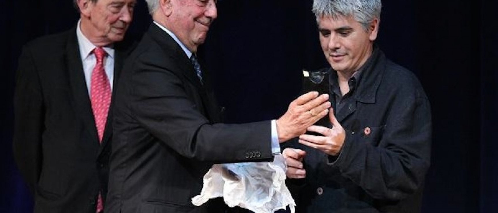 Entrega del premio Vargas Llosa a Juan Bonilla. Foto: EFE.