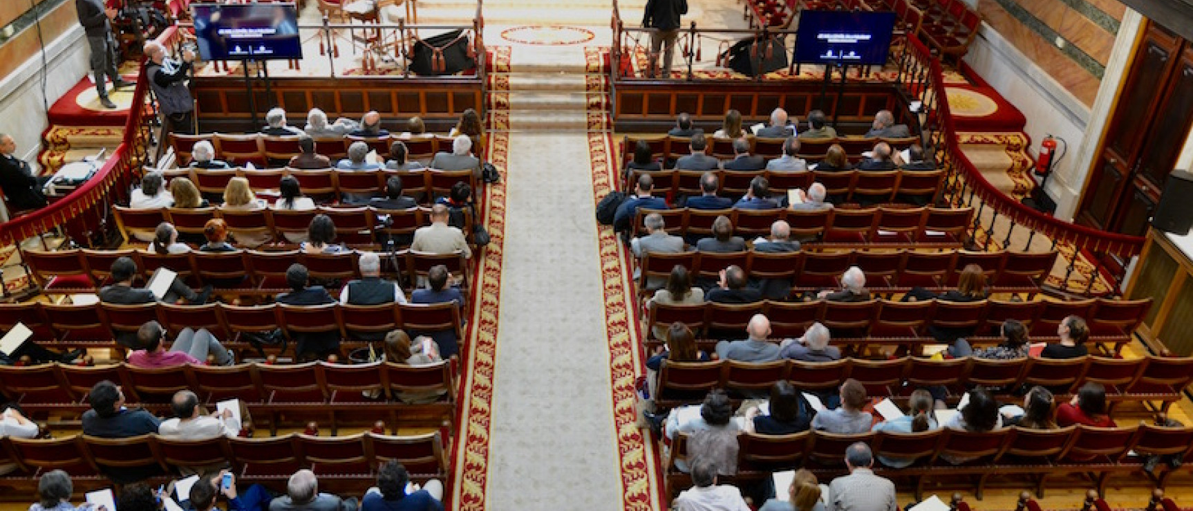 Un debate organizado conjuntamente por la RAE y la AP.