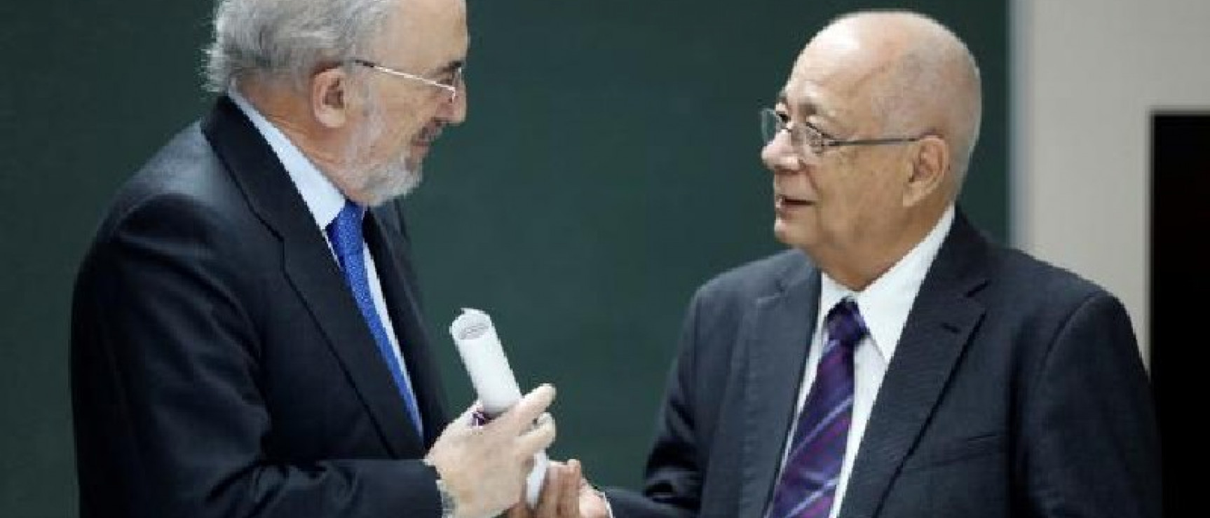 El director de la RAE y presidente de la ASALE, Santiago Muñoz Machado, y el director de la Academia Cubana de la Lengua, Rogelio Rodríguez Coronel (foto: EFE)