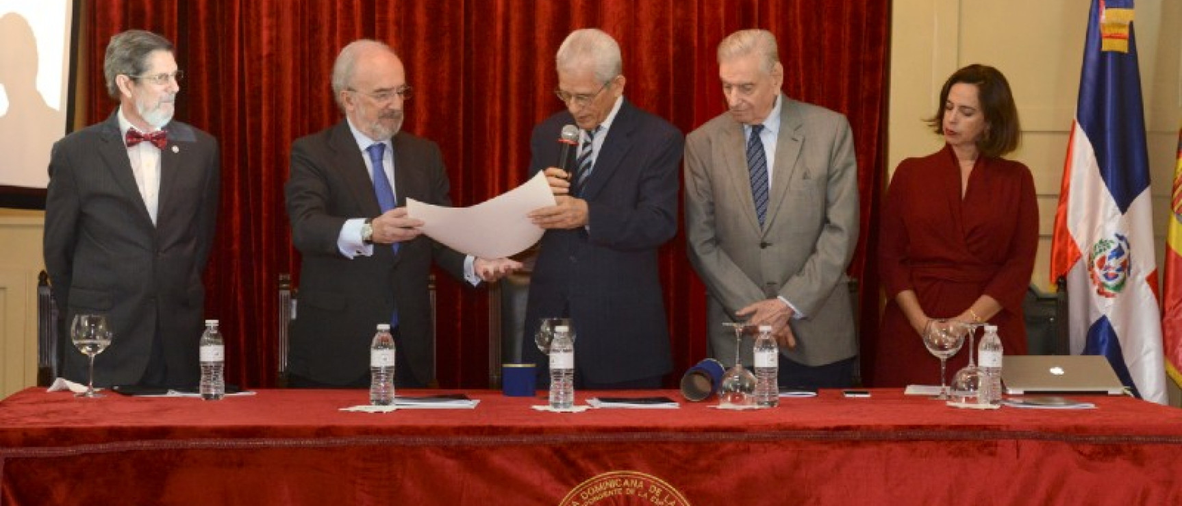 Muñoz Machado, investido como miembro correspondiente de la Academia Dominicana de la Lengua por su director, Bruno Rosario Candelier (foto: Academia Dominicana de la Lengua)