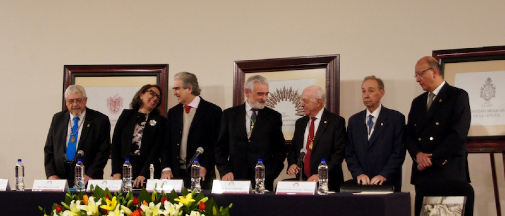 La mesa presidencial antes del comienzo del acto inaugural.