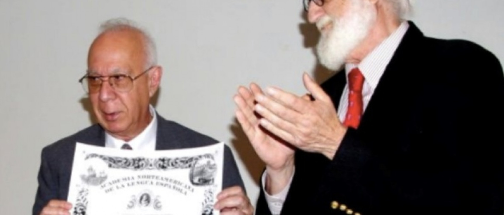 Eduardo Lolo toma posesión de su plaza como académico de número de la ANLE. Foto: Diario Horizonte.