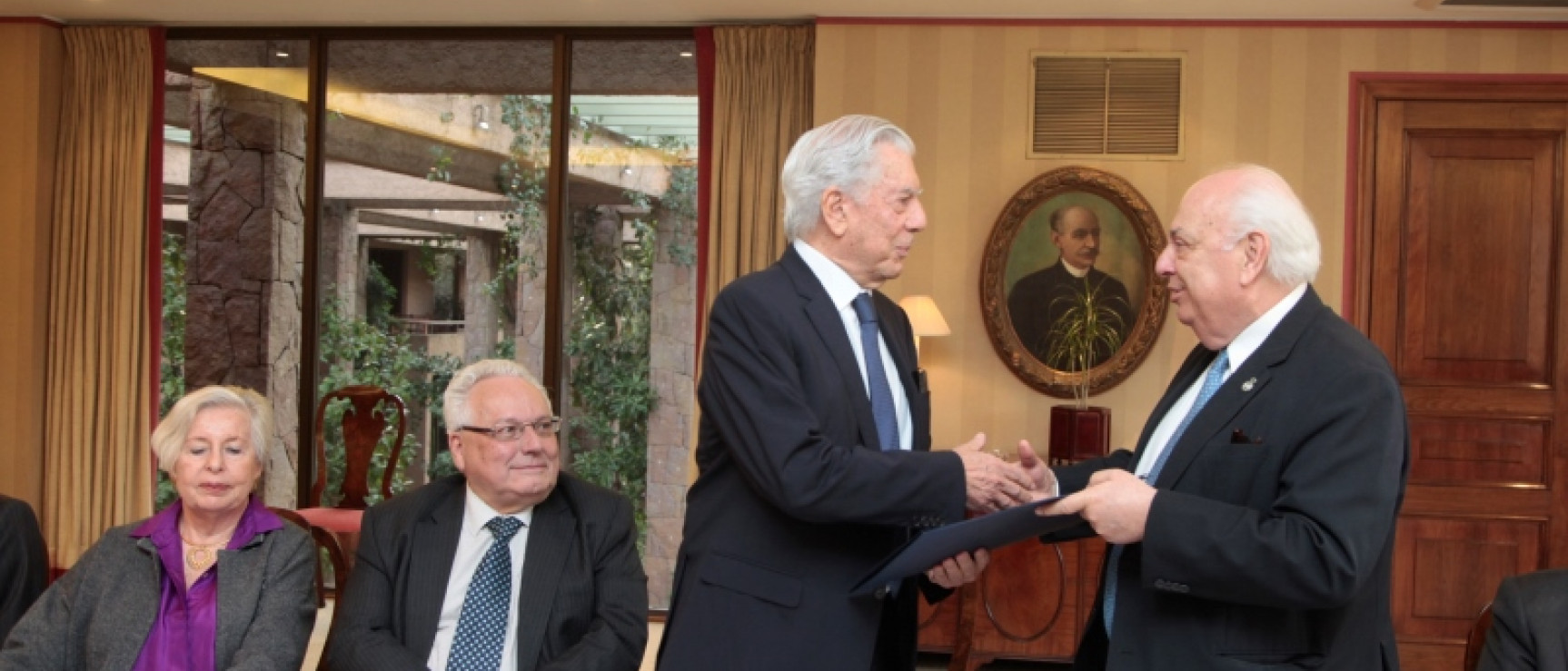 La Academia Chilena de la Lengua nombra a Mario Vargas Llosa miembro honorario.