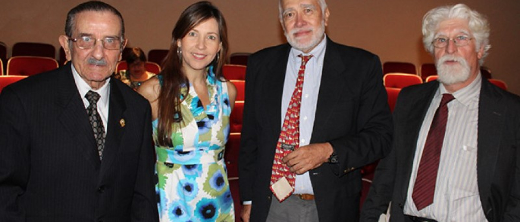 Enrique Aguilar, Lorenza Durón, Ernesto Bondy, Raúl Arechavala, en la presentación de «Borges esencial». Foto: La Tribuna.