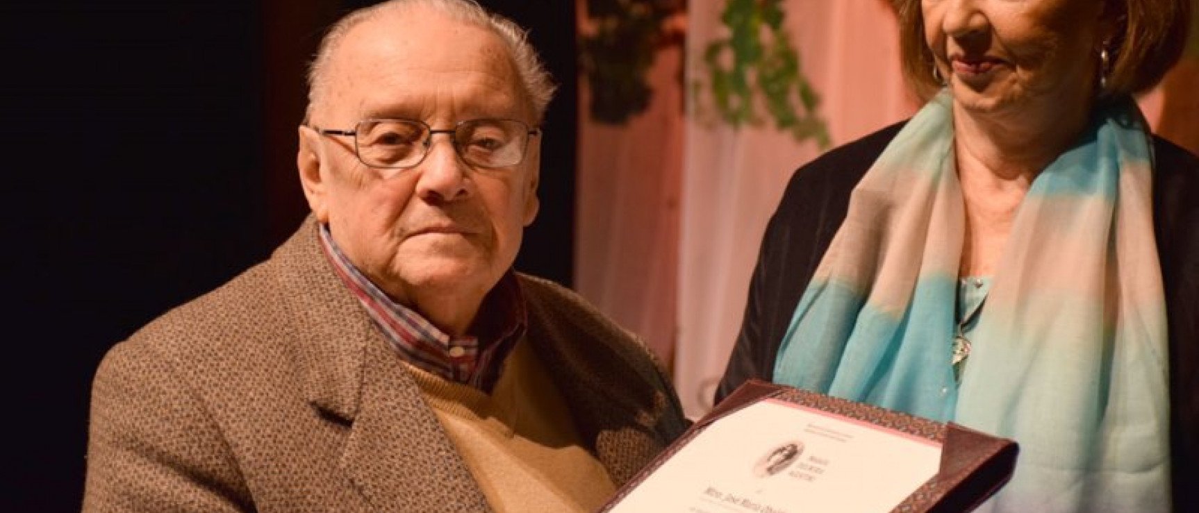 La ministra María Julia Muñoz entrega la medalla a José María Obaldía. Foto: CEIP.