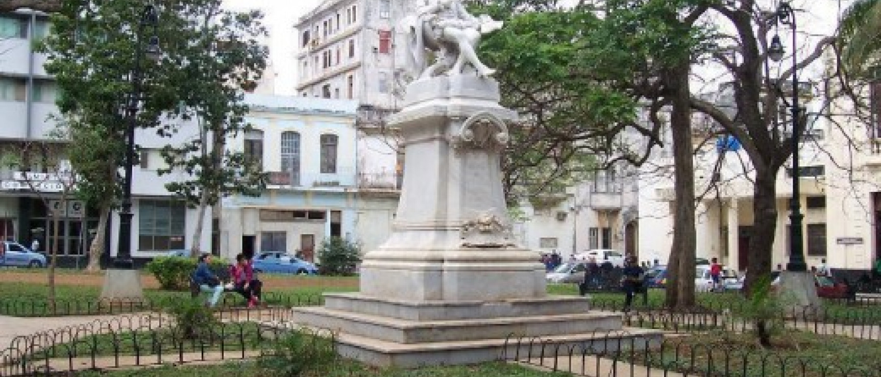 La Academia Cubana leyó un manifiesto en el parque San Juan de Dios de La Habana sobre el uso de la lengua. Foto: D-Cuba.