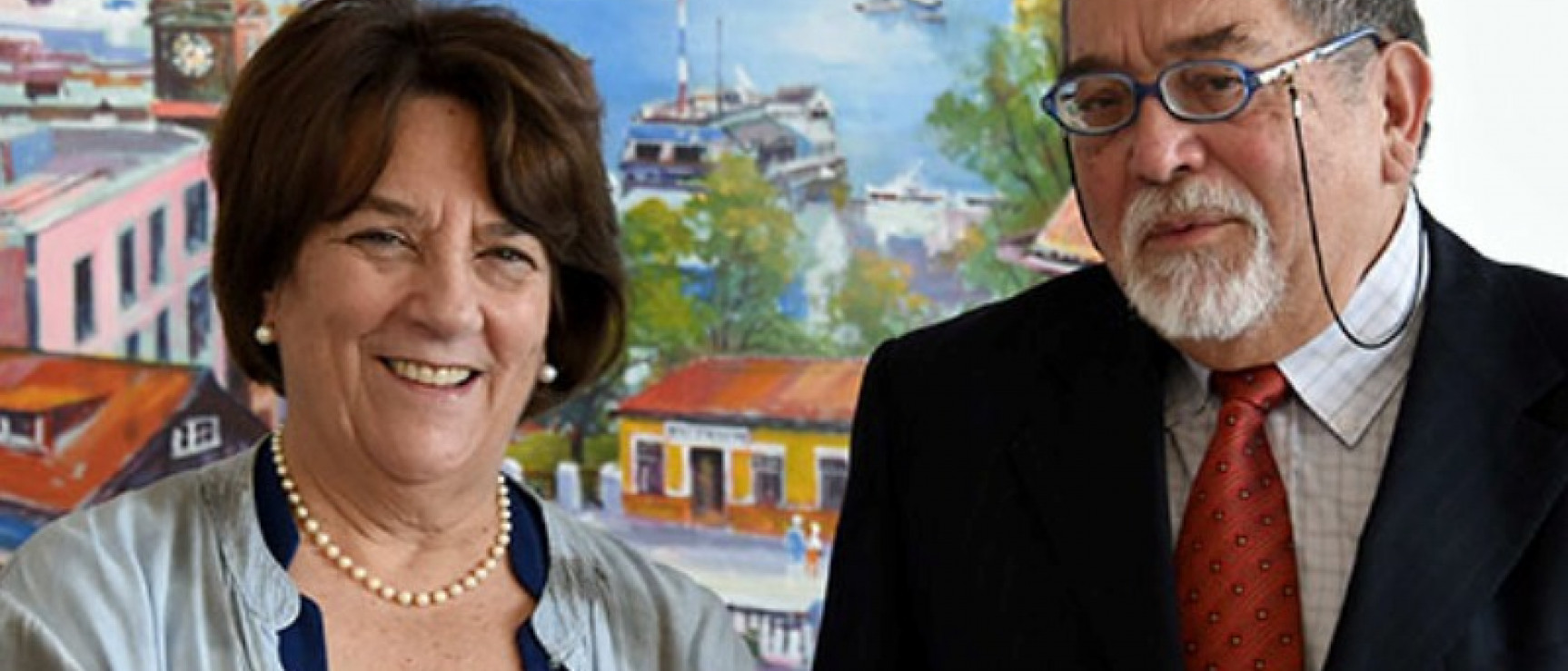 Abraham Santibáñez, Premio Nacional de Periodismo, junto con la ministra de Educación, Adriana Delpiano. Foto: Ministerio de Educación de Chile.