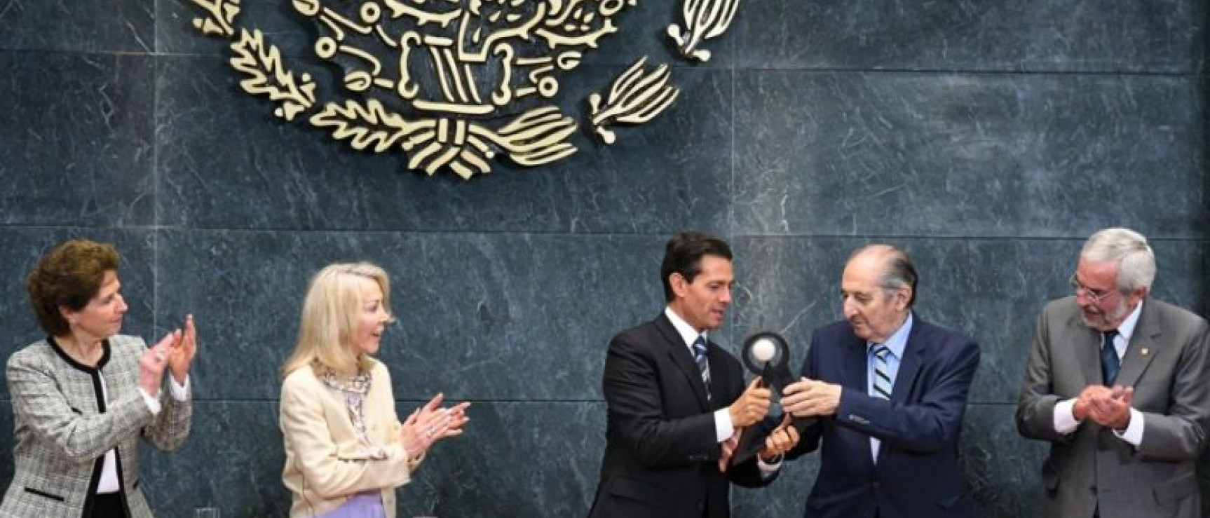 Enrique Peña Nieto entrega el Premio Internacional Carlos Fuentes a Eduardo Lizalde. Foto: Secretaría de Cultura.