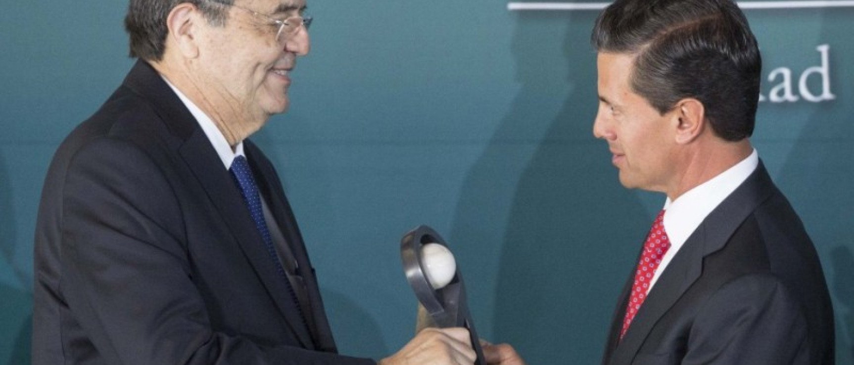 Sergio Ramírez recibe el Premio Internacional Carlos Fuentes. Foto: Presidencia de México.