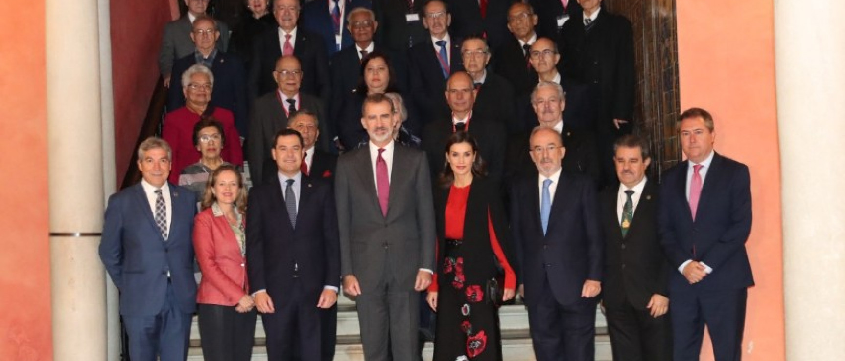 Los reyes de España junto a los directores de las Academias de la Lengua Española (foto: Casa Real)