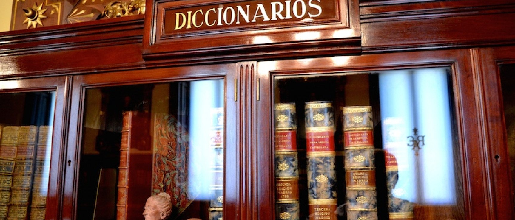Vitrina de diccionarios en la sede de la RAE