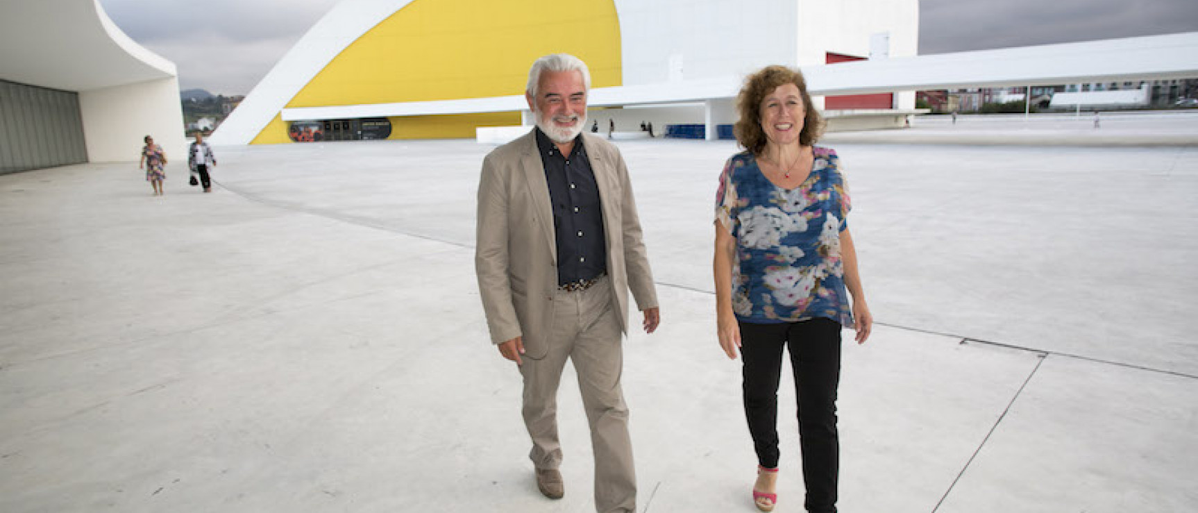 Darío Villanueva y Berna González Harbour en el exterior del Centro Niemeyer de Avilés (Asturias).