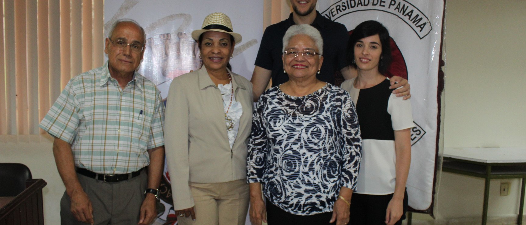 Margarita Vásquez, directora de la Academia de la Lengua, junto a participantes en el seminario.