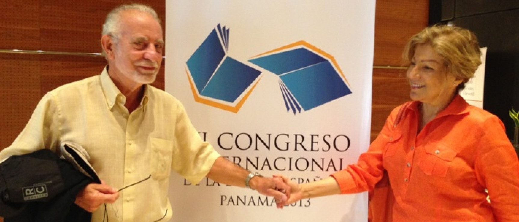 La directora de la Academia Panameña felicita a José María Merino.