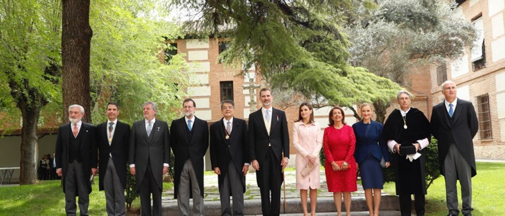 Foto de familia con el premiado y los reyes don Felipe y doña Letizia. Foto: Casa Real.