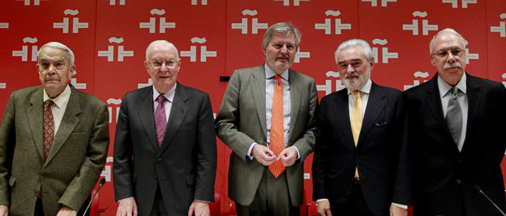 Foto de familia de los participantes en el acto.
