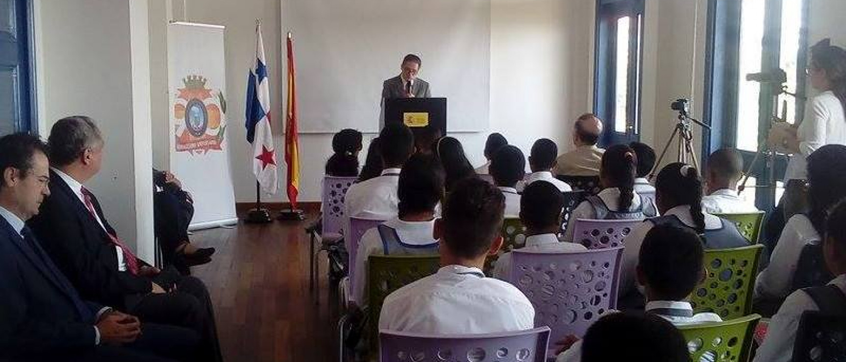 El bibliotecario de la Academia Panameña, Arístides Royo, en la lectura del «Quijote».