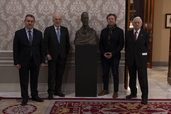 La RAE recibe la donación de un busto de Rufino José Cuervo