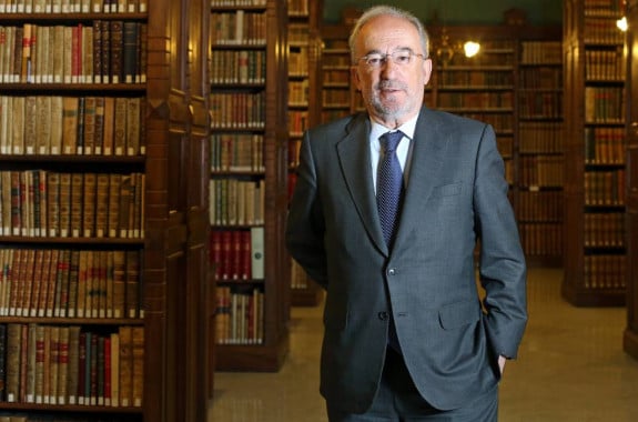 Santiago Muñoz Machado, Santiago Muñoz Machado, en la biblioteca de la Real Academia. / JAIME VILLANUEVA