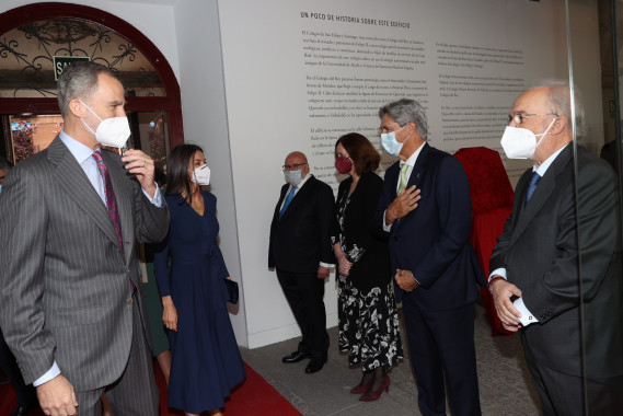 El director de la RAE, Santiago Muñoz Machado, saluda a los reyes en el acto de celebración del Día del Libro (foto: Casa Real)