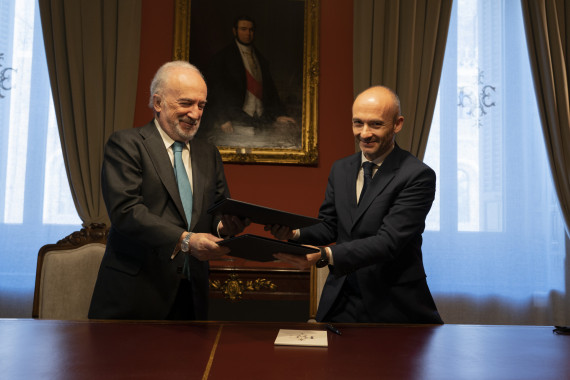 Santiago Muñoz Machado, director de la Real Academia Española (RAE) y presidente de la Asociación de Academias de la Lengua Española (ASALE), y Óscar García Maceiras, consejero delegado de Inditex (foto: RAE)