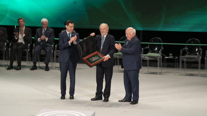 Santiago Muñoz Machado, director de la RAE, recibe el título de hijo predilecto de Andalucía (foto: RAE)