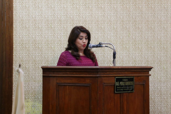Eliana Gonzales lee su discurso de ingreso en la Academia Peruana de la Lengua.