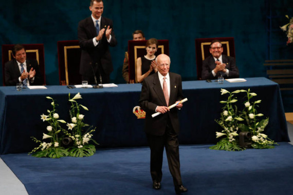 Emilio Lledó durante la ceremonia de entrega. Foto: Miki López, La Nueva España.