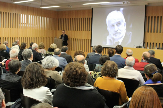 Compañeros de distintas universidades españolas, antiguos alumnos, académicos y colaboradores del departamento de Español al Día le han rendido homenaje.