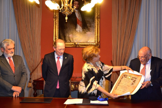 Berna Pérez Ayala entrega el pergamino de honor a Rodríguez Adrados.