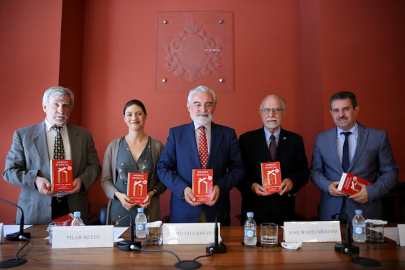 Presentación de la obra en la sede de la RAE. De izquierda a derecha: Teodosio Fernández, Pilar Reyes, Darío Villanueva, José María Merino y Francisco Javier Pérez.