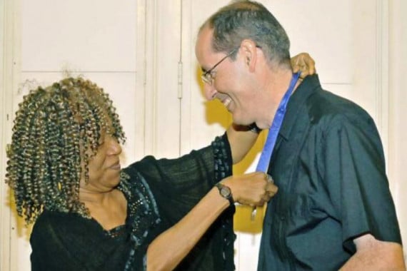 Nancy Morejón impone la medalla a Jorge Fornet, nuevo académico de número. Foto: Granma.