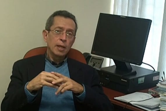 Oswaldo Holguín, miembro de número de la Academia Peruana de la Lengua. Foto: YouTube.