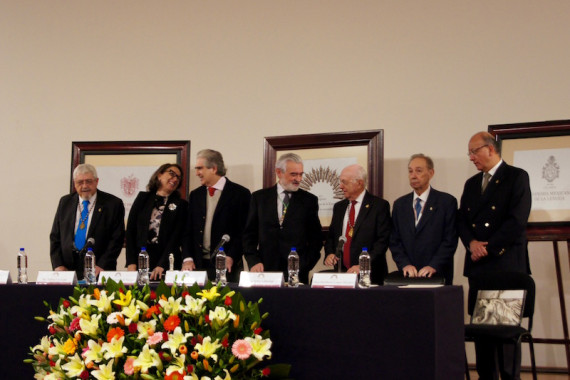 La mesa presidencial antes del comienzo del acto inaugural.