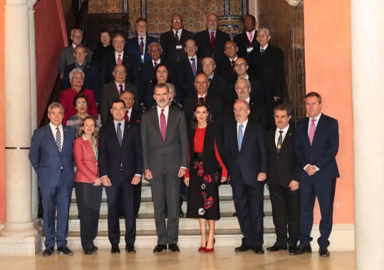 Los reyes y el director de la RAE y presidente de la ASALE, Santiago Muñoz Machado, con los directores de las Academias de la Lengua Española en el XVI Congreso de la ASALE (foto: Casa Real)