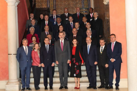 Los reyes de España junto a los directores de las Academias de la Lengua Española (foto: Casa Real)