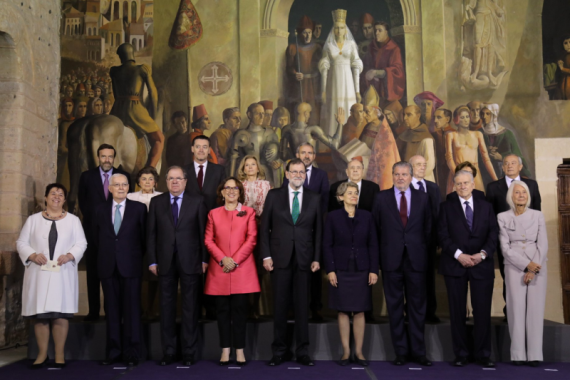 Foto de familia de los condecorados con la Gran Cruz de Alfonso X.