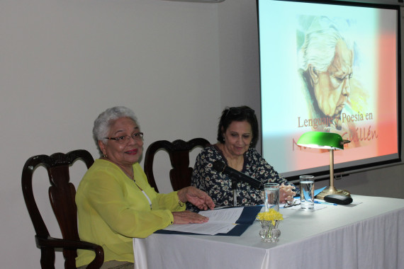 La directora de la APL, Margarita Vásquez, presenta a Ana Mª González Mafud.