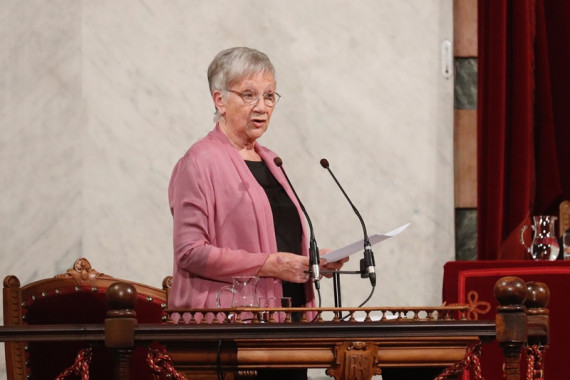 Paz Battaner durante la lectura de su discurso de ingreso en la RAE.